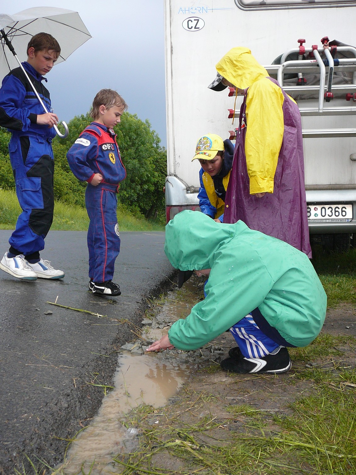 011. na závěr pěkně sprchlo, tak jsme stavěli přehrady